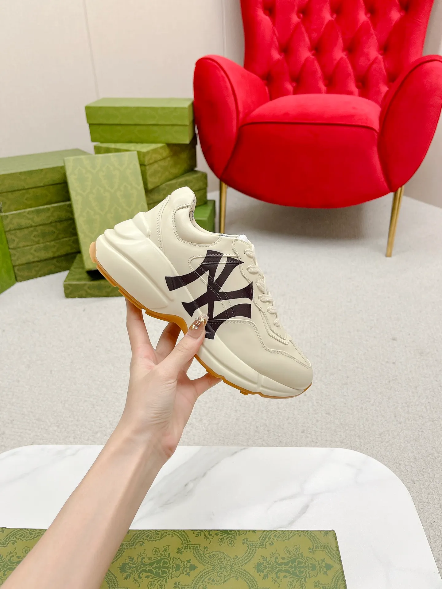 👟👟Ex-factory price 700👟👟 Men +10 Gucci’s top version of couple’s dad shoes series is new! 🖤 ⚠GG couple’s dad shoes have been very popular in recent years; new colors are updated constantly; new colors are updated, and our home and counters have new ones at the same time. This classic dad shoe is popular among celebrities and Internet celebrities. Anchors and others are sure to plant grass and call ❤ Classic fashion style, distressed leather surface, 5D drawing printing; mixed surface splicing colors, etc... Original customization (off-white eco-friendly cowhide, first layer of cowhide inside), original outsole... Shiny colorful drawings embellish the sides of the shoe body, old color rubbing, package production technology, 1:1 creation / only to make the best shoes. ⚠️ Comes with high-end full package at the counter. …………………………………………………… 👑❥∙Colour: Doraemon model/Mickey Mouse model/Lip model/Donald Duck model/Anchor model/Classic red and green striped logo model/NY letter model/Rainbow letter model/Red ebony cloth model/G letter pink cloth model/North Face joint model/Little Bear model/New blue color model/New orange color model 👑❥∙Size: Women’s model 35-40 Men's 39-44